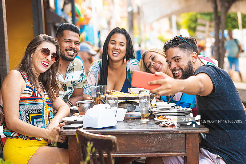 在巴西加林海港的餐厅里的朋友们图片素材