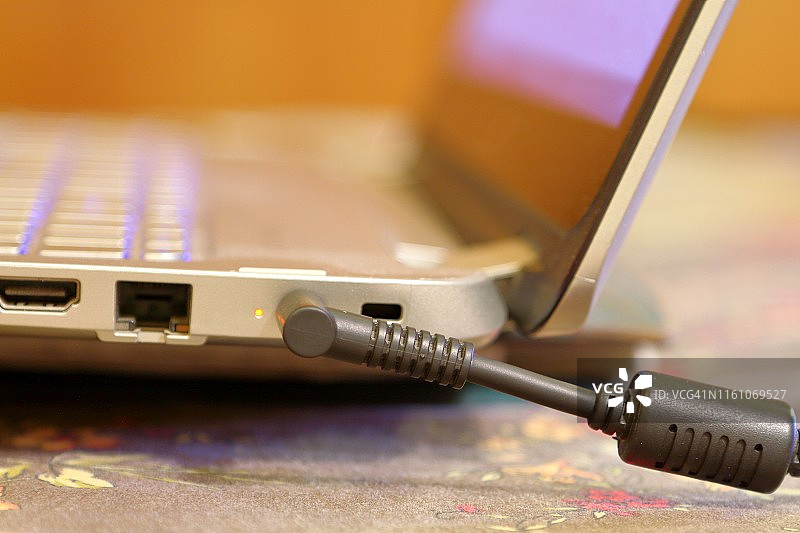 连接电源线的笔记本电脑图片素材
