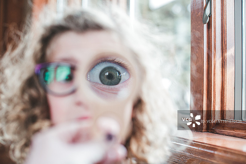 女孩用放大镜观察图片素材