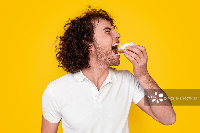 有趣的男人吃甜甜圈图片素材