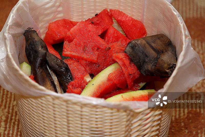 垃圾箱中用于堆肥的剩余或浪费的水果或食物图片素材