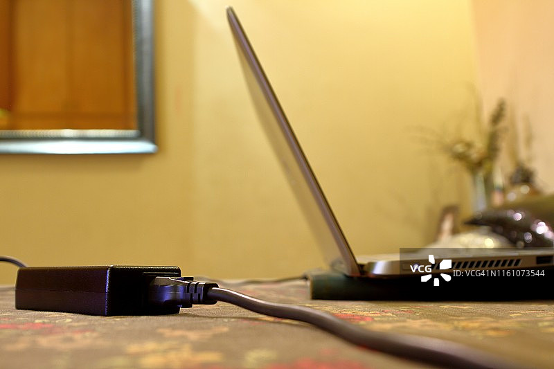 连接电源线的笔记本电脑图片素材