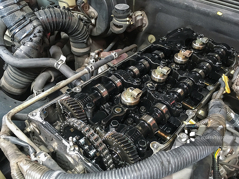 车库里的柴油发动机和维护图片素材