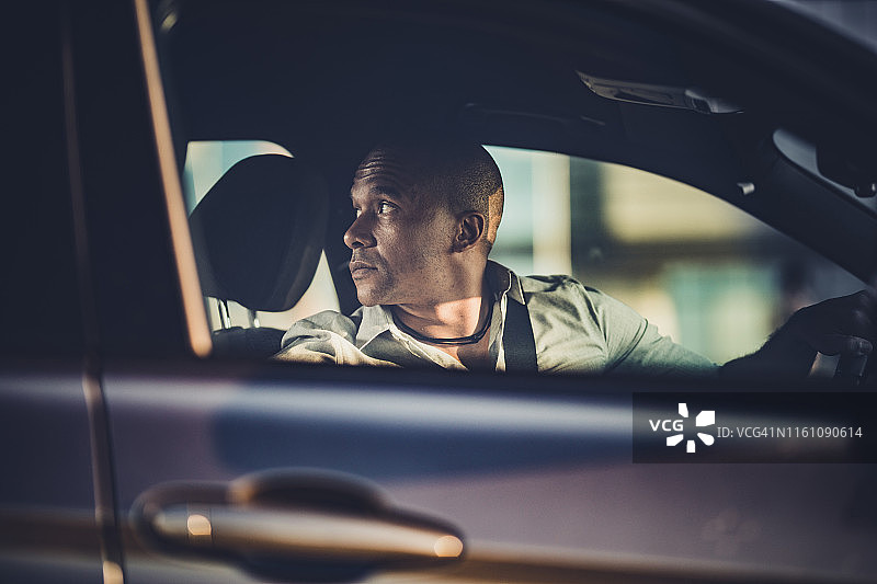 中年非裔美国商人倒车停车图片素材