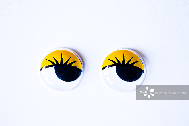 看向侧面的卡通眼图片素材