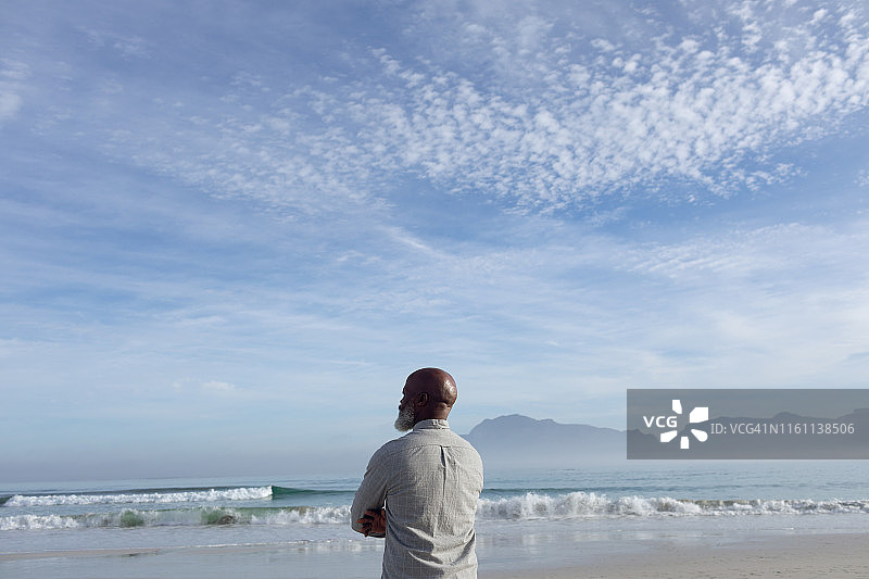 男子凝视着海滩图片素材