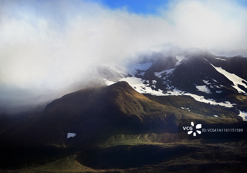 冰岛西峡湾的壮丽云彩、山脉和阳光图片素材