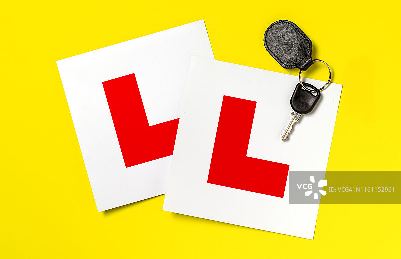 L牌和车钥匙（黄色背景）图片素材