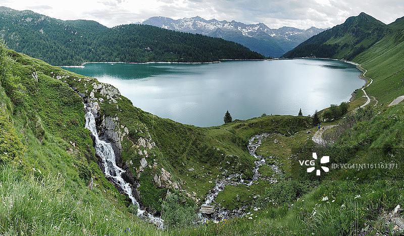 阿尔卑斯山皮奥拉阿尔佩山丽通湖山涧绿色牧场全景图片素材