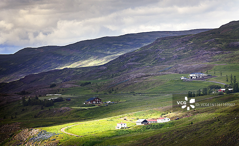 冰岛西峡湾绿色山坡上的清晨光芒图片素材