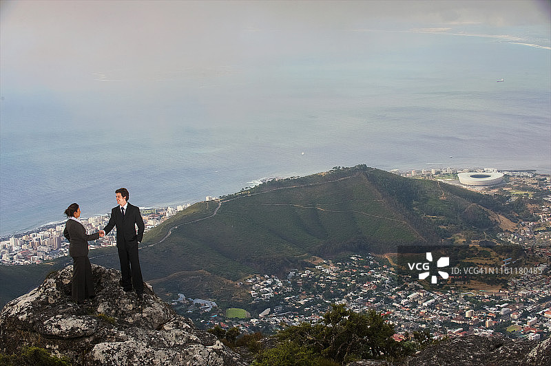 城市成功握手图片素材