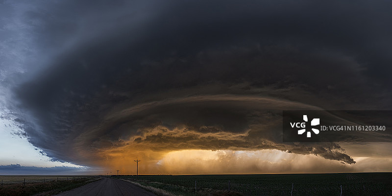 罕见的雷暴在堪萨斯州上空快速移动图片素材