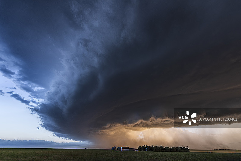 罕见的雷暴在堪萨斯州上空快速移动图片素材