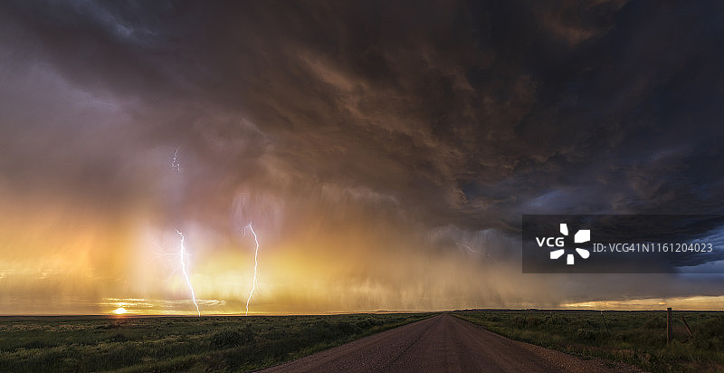 美国科罗拉多州格里利日落时的双重闪电图片素材