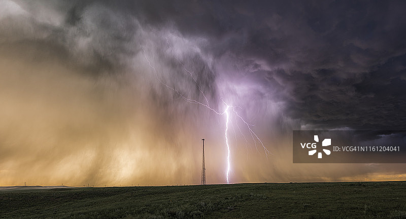 科罗拉多州格里利市的信号塔旁的闪电图片素材