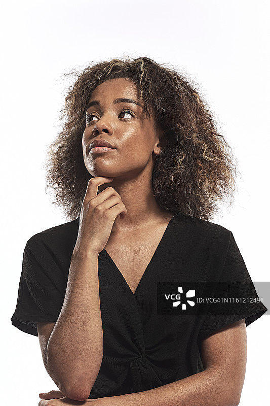 沉思的女人棚拍肖像图片素材