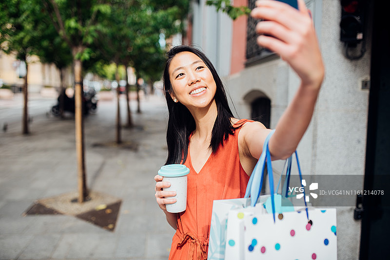 年轻女子在自拍图片素材
