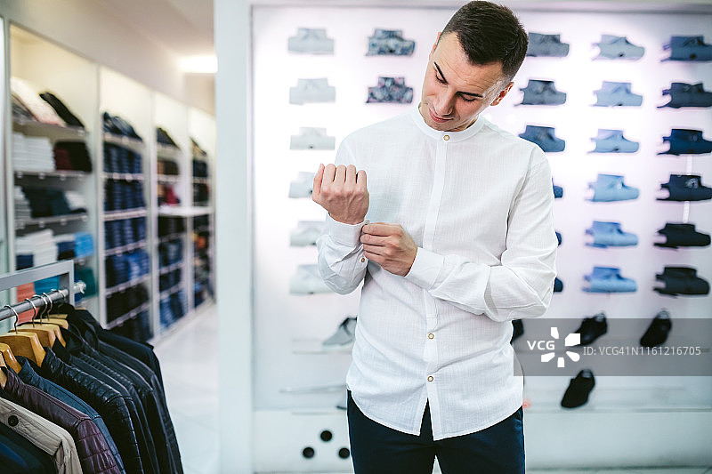 男人在商店试穿衬衫图片素材