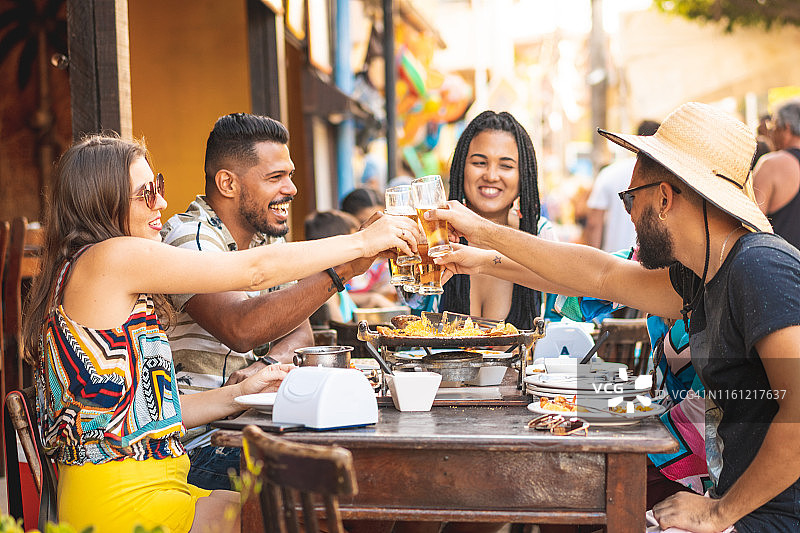 游客在加林哈斯港的餐厅享用午餐图片素材