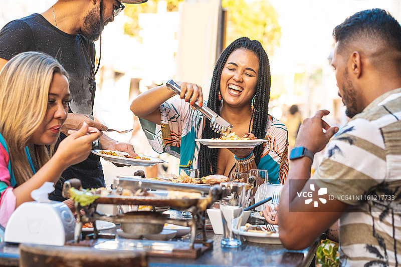 在巴西伯南布哥州吃东北菜的人们图片素材