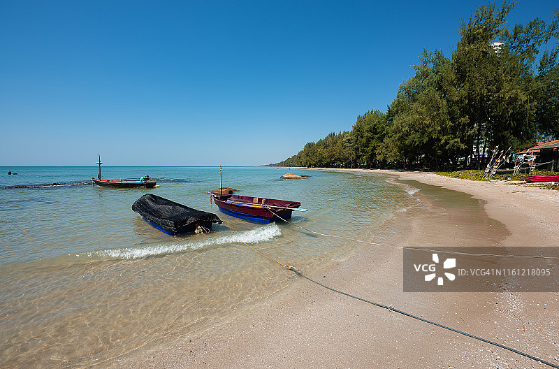 宋松海滩：美丽的海景与渔船图片素材