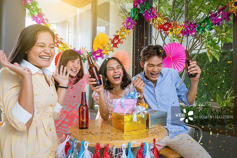一群快乐的亚洲朋友在餐厅一起庆祝生日派对图片素材