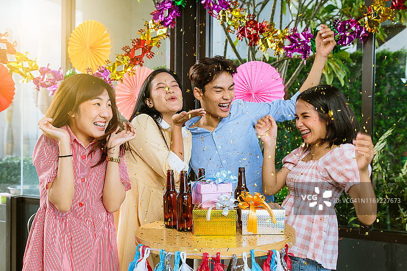 一群快乐的亚洲朋友在餐厅一起庆祝生日派对图片素材