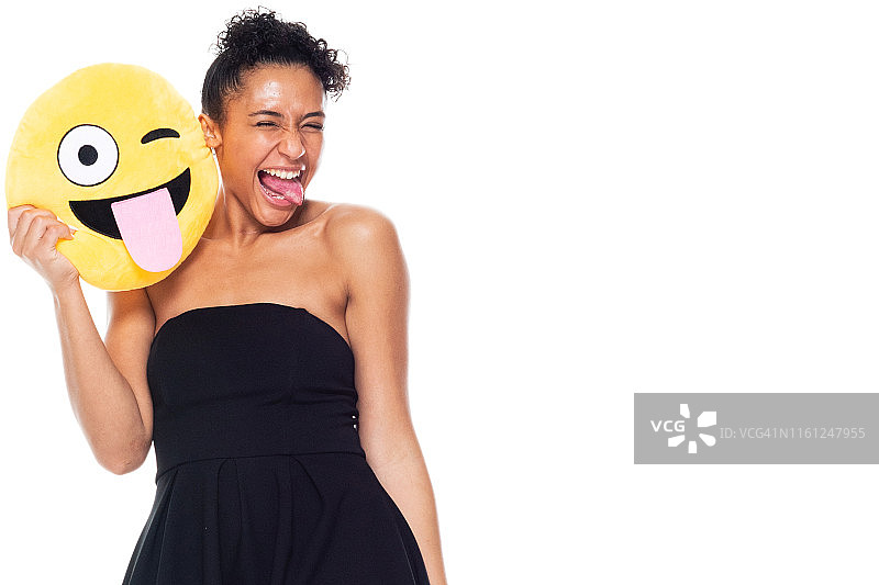 穿着黑色连衣裙的漂亮黑人女性图片素材