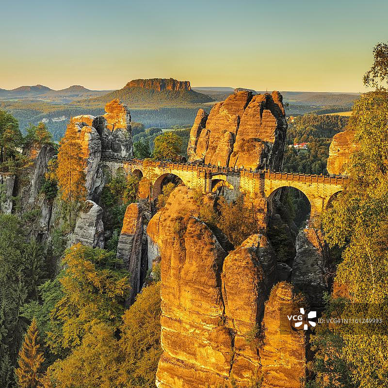 眺望Bastei桥到Lilienstein,易北河砂岩山脉,萨克森瑞士国家公园,德国萨克森图片素材