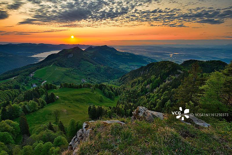 瑞士索洛图恩州魏森施泰因山日出，眺望汝拉山脉和瑞士高原图片素材