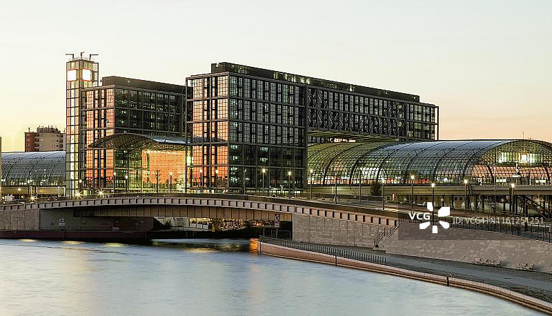 德国柏林施普雷河畔的中央车站图片素材