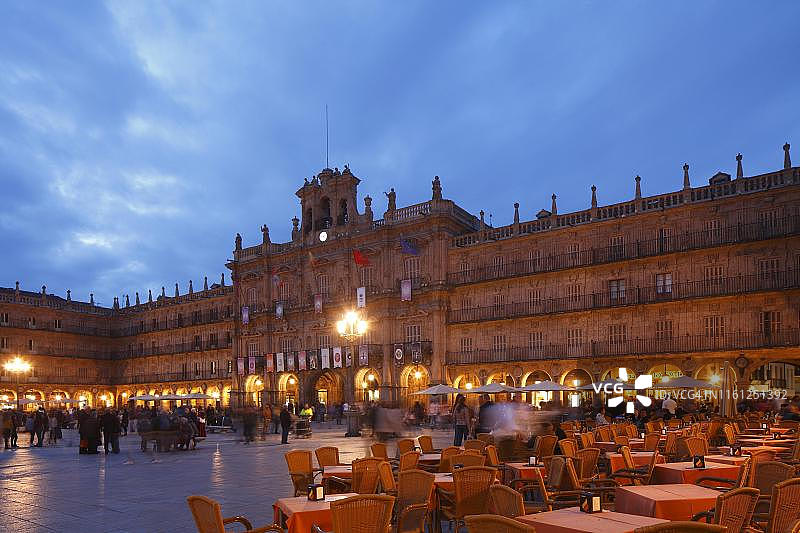 西班牙萨拉曼卡马约尔广场和市政厅图片素材