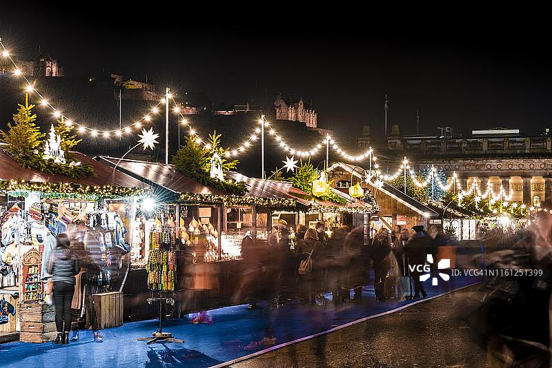 爱丁堡圣诞市场夜景（苏格兰，英国）图片素材