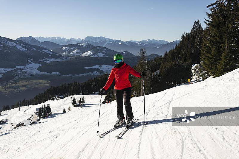 女滑雪者站在滑雪道上，奥地利蒂罗尔州图片素材