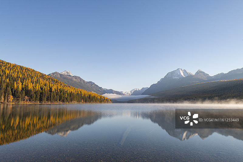 美国蒙大拿州冰川国家公园的弓箭手湖图片素材