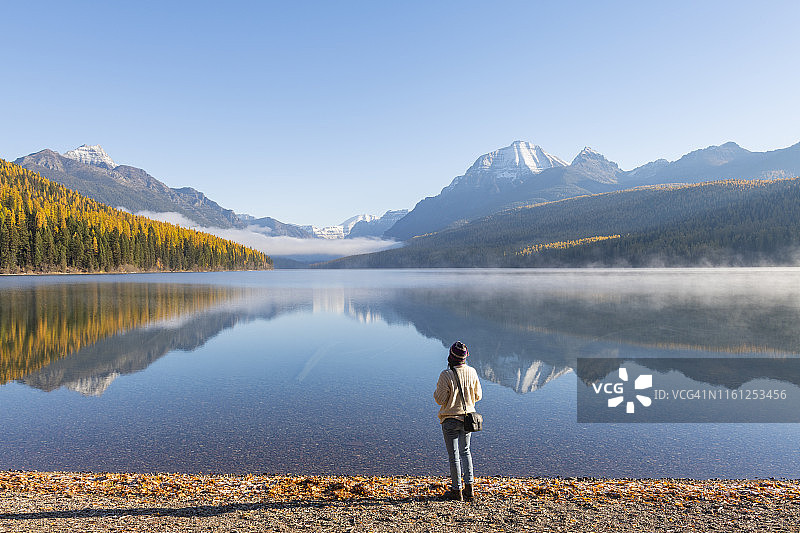 在冰川国家公园鲍曼湖岸边的女人，美国图片素材