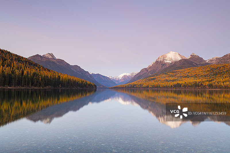 美国蒙大拿州冰川国家公园的弓箭手湖图片素材