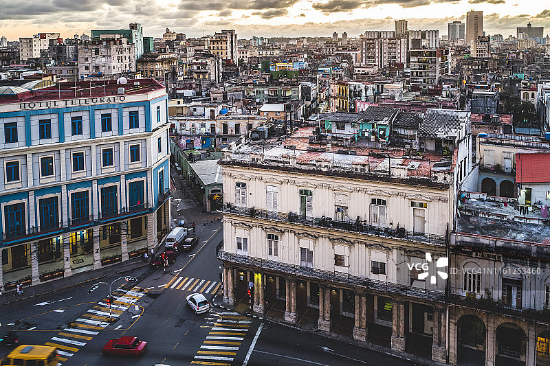 古巴哈瓦那日落时分的天际线图片素材