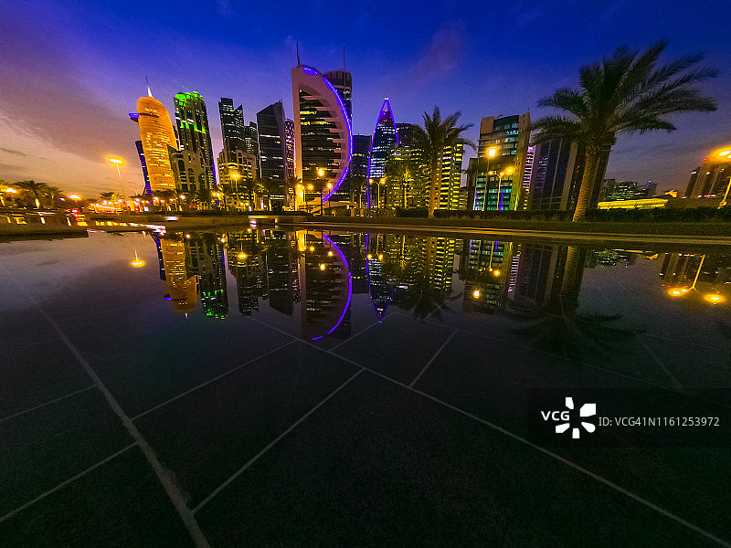 卡塔尔多哈西湾夜景灯光天际线及倒影图片素材