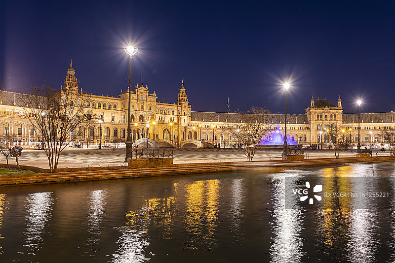 西班牙塞维利亚西班牙广场夜景长时间曝光图片素材