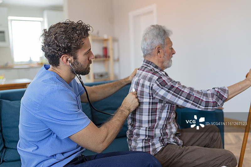 使用听诊器的男医生图片素材