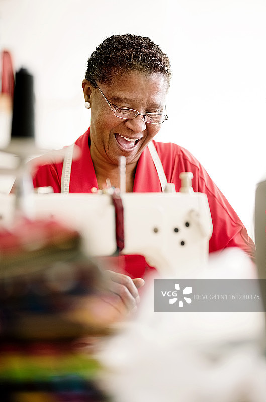 她是一位出色的女裁缝图片素材