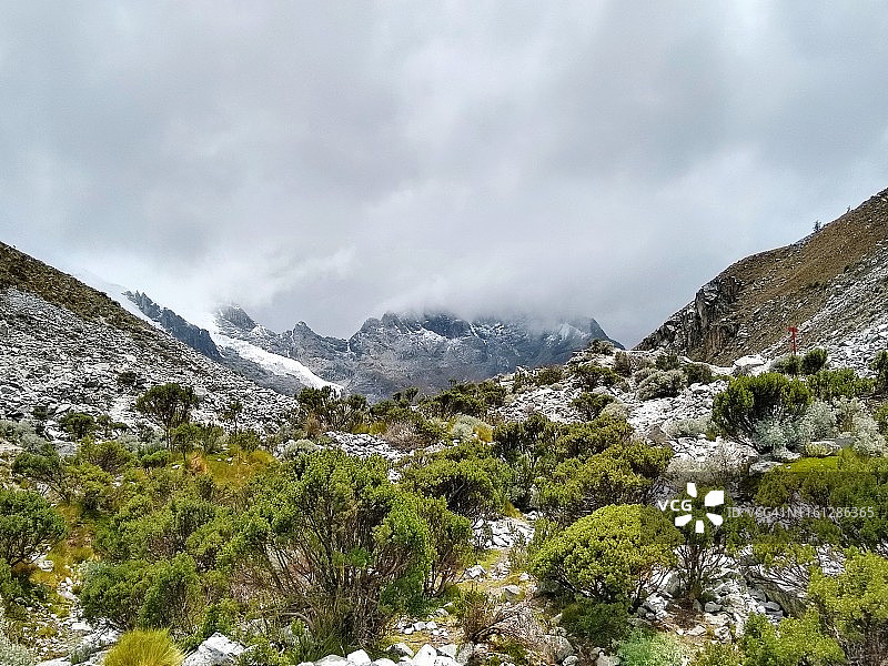 在秘鲁徒步旅行至69号泻湖（69号湖）图片素材