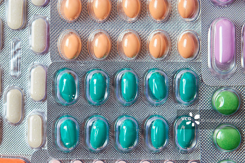 彩色背景上的药丸、胶囊、片剂泡罩图片素材