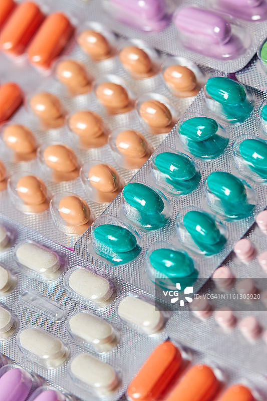 彩色背景上的药丸、胶囊、片剂泡罩图片素材