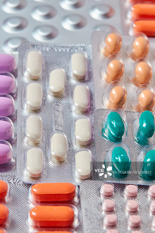 彩色背景上的药丸、胶囊、片剂泡罩图片素材