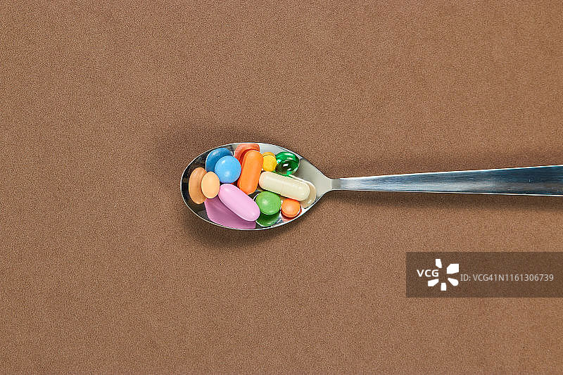 药丸和药片勺图片素材