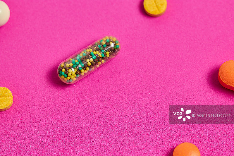 彩色背景上的药丸、胶囊和药片图片素材