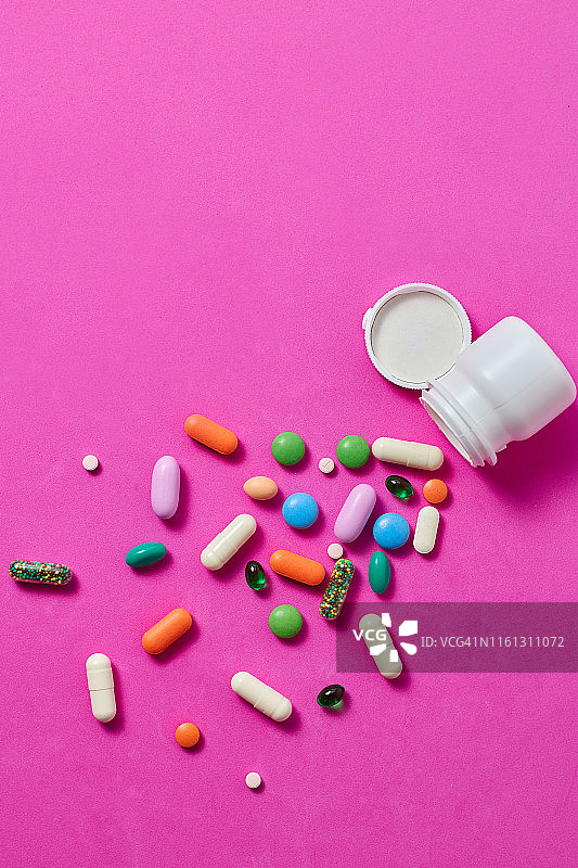彩色背景上的药丸、胶囊和药片图片素材