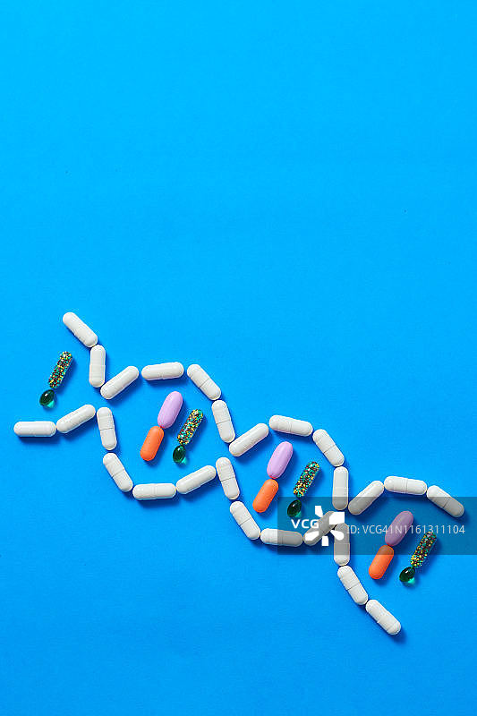 药片和胶囊组成的DNA螺旋图片素材